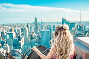 girl looking at new york skyline